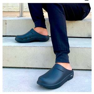 OOFOS Black Ooclogs